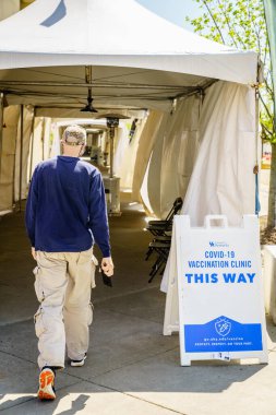 Lexington, Kentucky, 9 Nisan 2021: Kentucky 'deki Kroger Field Stadyumu Kentucky Üniversitesi aşı merkezine giriş