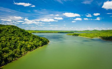 Kentucky 'deki Cave Run Gölü' nün güzel hava manzarası