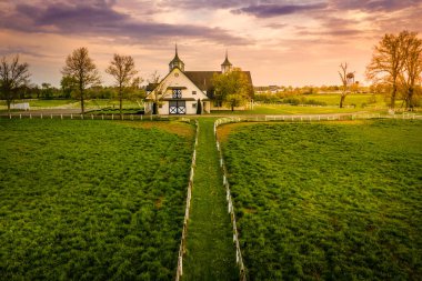 Lexington, Kentucky 'deki bir at çiftliğindeki ahır ve çitlerin hava manzarası.