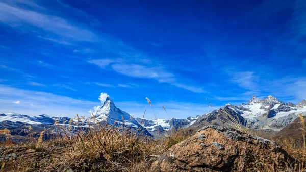 Ground Level View Famous Alpine Peak Matterhorn Swiss Resort Town — Stock Photo, Image