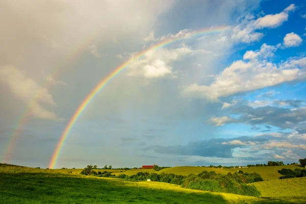 风暴过后带有双彩虹的肯塔基州中部农村景观 — 图库照片