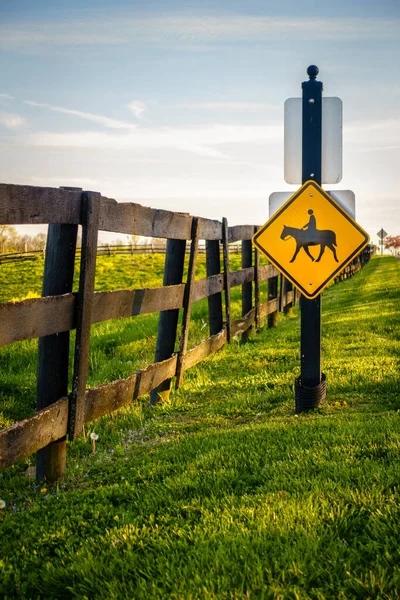 Jeździecki Znak Drogowy Przy Stadninie Koni Central Kentucky — Zdjęcie stockowe