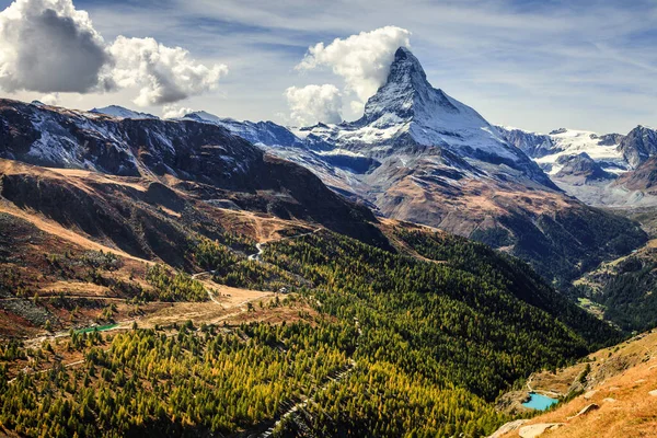 Vista Panorâmica Famoso Pico Alpino Matterhorn Perto Cidade Resort Suíça — Fotografia de Stock