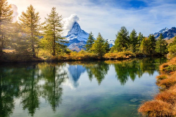 Διάσημη Αλπική Κορυφή Matterhorn Αντανακλάται Μια Λίμνη Στην Ελβετία Apls — Φωτογραφία Αρχείου