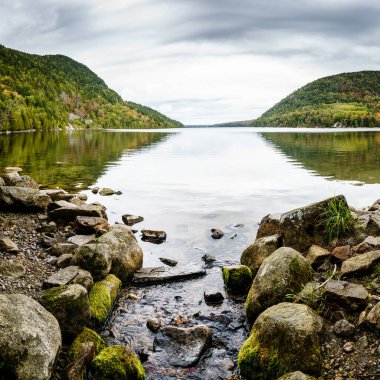 Acadia Ulusal Parkı, Maine 'deki Long Pond manzarası