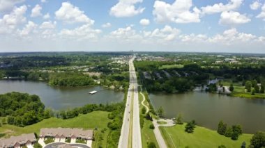 Lexington, Kentucky 'deki Jacobson Park Gölü ve Richmond Yolu' nun hava manzarası.