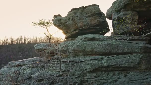 Mengatur Matahari Bersinar Dari Balik Batu Daerah Pendakian Pinnacles Berea — Stok Video