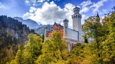 Neuschwanstein Kalesi ve Bavyera 'daki dağların manzarası