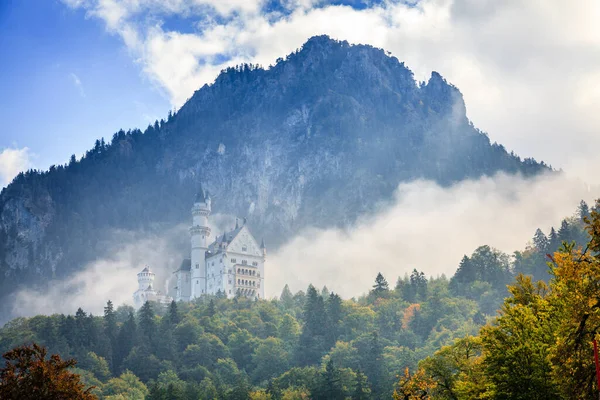 Vista Panorámica Del Castillo Neuschwanstein Niebla Matutina —  Fotos de Stock