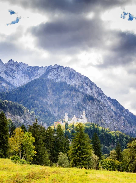 Vista Del Castillo Neuschwanstein Las Montañas Circundantes Baviera —  Fotos de Stock