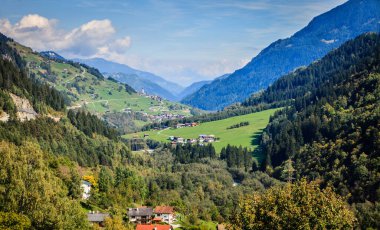 Yazın İsviçre Alplerinde bir vadinin manzarası