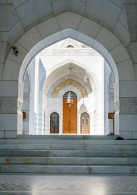 Muscat, Umman 'daki Cami Hz. Muhammed el-Emin' in ibadet salonuna giriş.