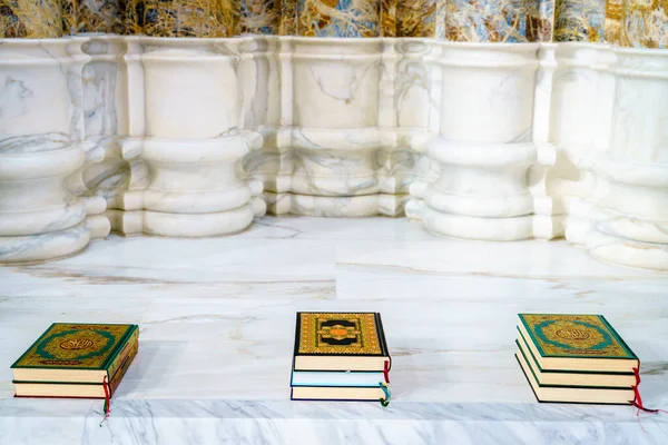 在清真寺的一个壁龛里 神圣的古兰经书籍 — 图库照片