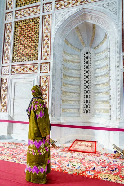 Kvinna Klädd Traditionell Omani Abaya Tittar Utsmyckad Alkov Vid Muhammad — Stockfoto