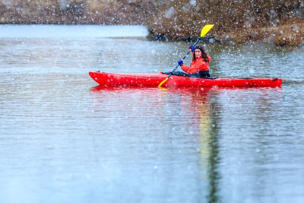 Kvinna kajakpaddling — Stockfoto