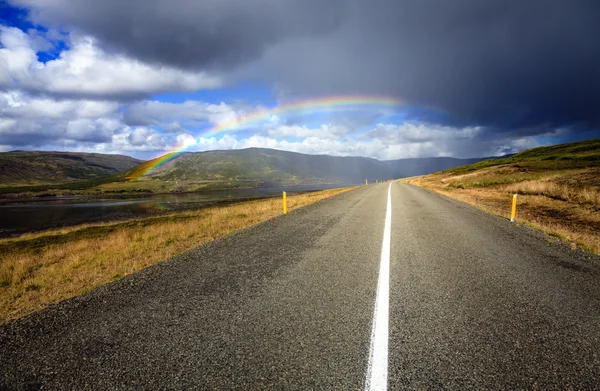 Rainbow over de weg — Stockfoto