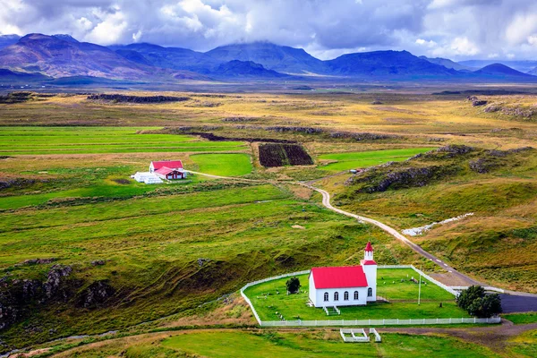 Iglesia y granja islandesa —  Fotos de Stock