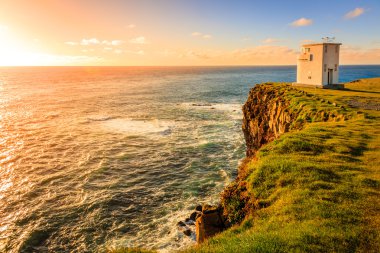 Deniz feneri Latrabjarg kayalıkları üzerinde