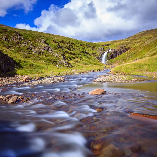 Flusso e bella cascata — Foto Stock