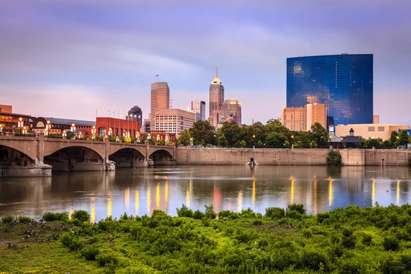 Skyline and River at sunset — Stock Photo, Image