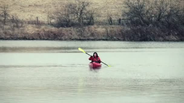 Mulher está de caiaque no lago — Vídeo de Stock