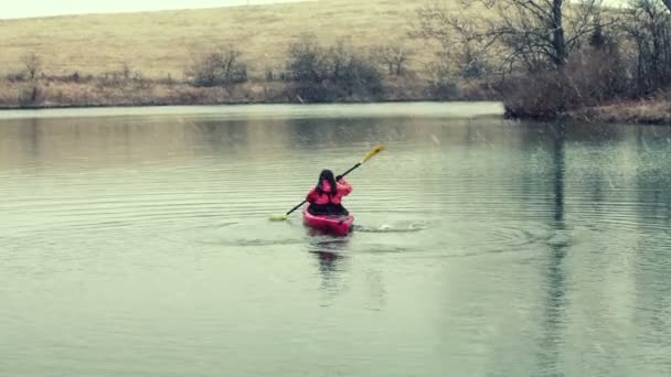 Frau paddelt auf See — Stockvideo