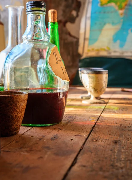 Láhev vína na stole — Stock fotografie
