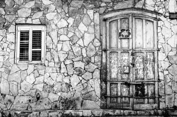 Здание с дверью и окном — стоковое фото