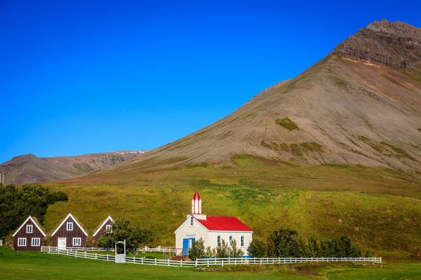 Církev a trávník domy — Stock fotografie