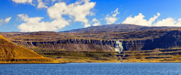 在 Westfjords 瀑布 Dynjandifoss — 图库照片