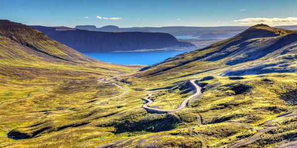 Isländische Fjorde mit kurvenreicher Straße — Stockfoto