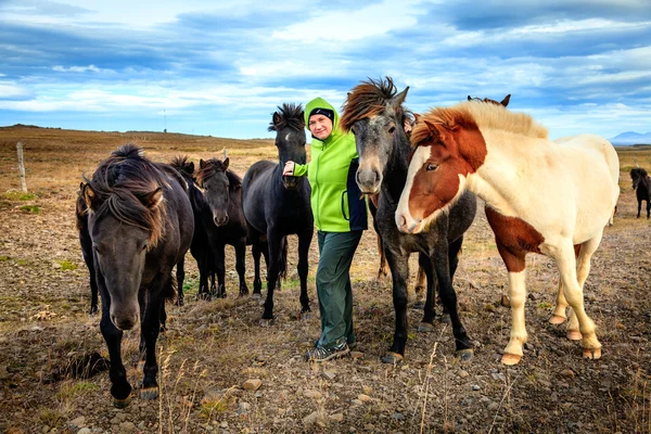 Kvinnan turist blir vän med ponnyer — Stockfoto