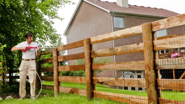 L'homme nettoie une clôture en bois — Video