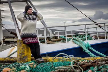 Kadın olta takımı arasında duruyor