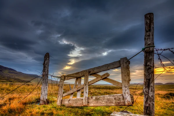Разрушенные ворота на ферме — стоковое фото