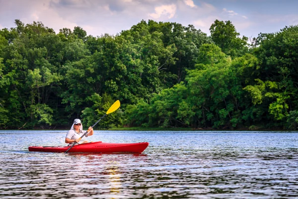 Mujer es kayak en el lago — Foto de Stock