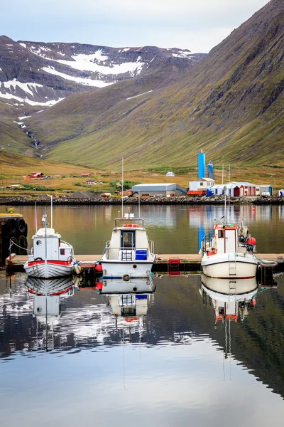 Tre små fiskebåtar — Stockfoto