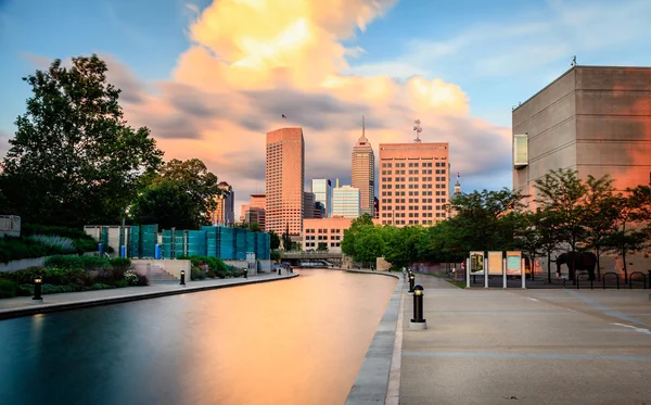 Indianapolis panoramę miasta o zachodzie słońca — Zdjęcie stockowe