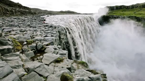 A Jokulsa A Fjollum folyó Dettifoss-vízesés — Stock videók