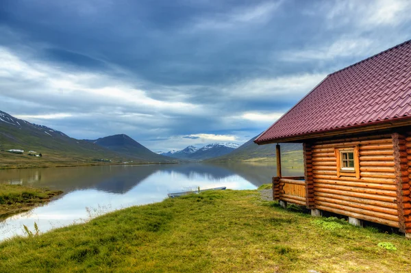 Cabane sur un lac — Photo