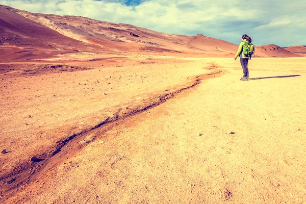 Hiker in geothermal field — Stock Photo, Image