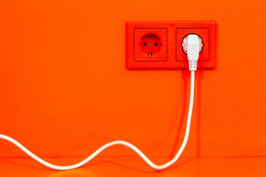 Turuncu elektrik fişi