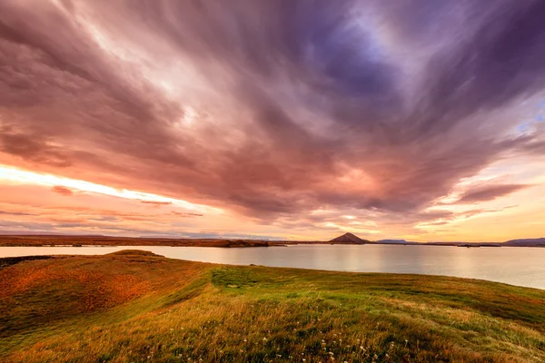 Pôr do sol no lago myvatn — Fotografia de Stock