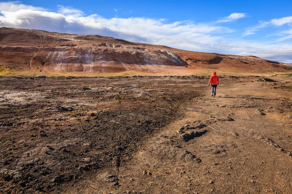 Wandern in Hverir Geothermie-Feld — Stockfoto