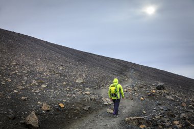 Kadın Hverfjall kratere iz sürüyor