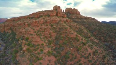 Kırmızı kayalar üzerinde uçan