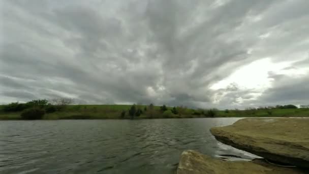 Mraky a déšť nad jezerem — Stock video