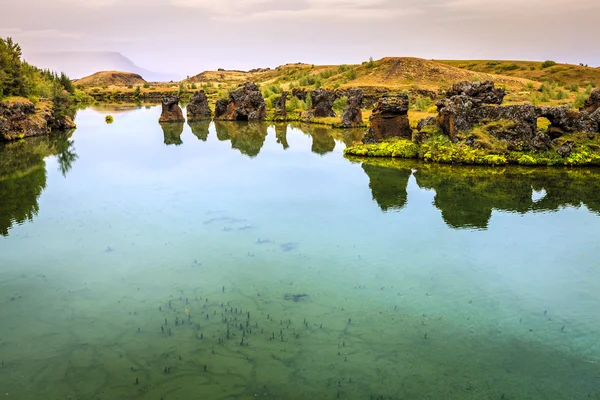 Wulkaniczne skały w jezioro myvatn — Zdjęcie stockowe