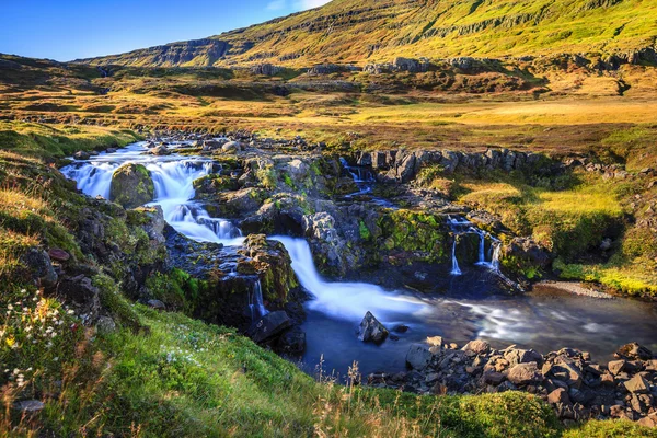 Cachoeira no vale por fiorde Seydisfjordur — Fotografia de Stock