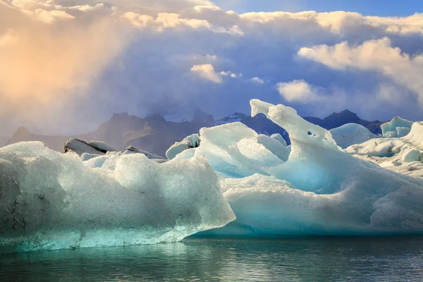 Ijsbergen drijvend in jokulsarlon lagune — Stockfoto